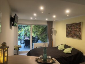 1 soverom, safe på rommet, strykejern/-brett og reiseseng for barn