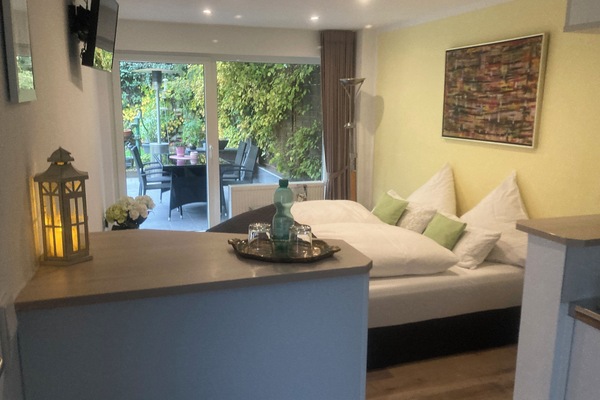 1 makuuhuone, tallelokero huoneessa, silitysrauta/-lauta