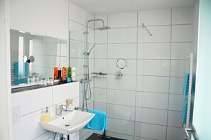 Dusche, Haartrockner, Handtücher, Seife