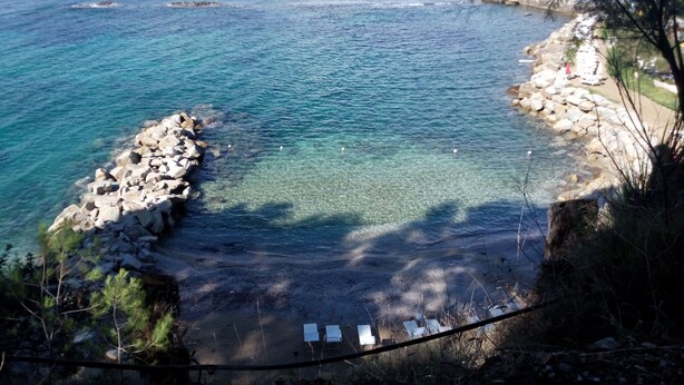 A coastal view with clear water, rocky shoreline, and a path leading to the beach. - Casa Mancose, vacation in the olive grove with sea views in the Cilento (Cicerale (SA))