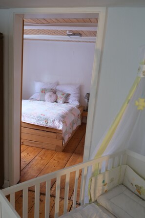 4 室のベッドルーム、WiFi (無料)、ベッドシーツ