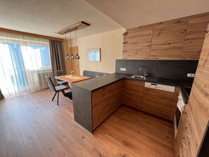 雪櫃、微波爐、焗爐、爐具