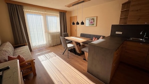 Una cucina moderna con piano di lavoro in legno e lavello integrato.