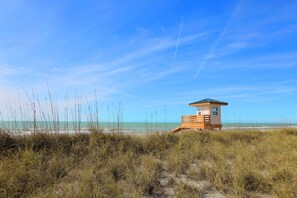 In Strandnähe, Liegestühle, Sonnenschirme, Strandtücher