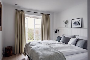 2 bedrooms, iron/ironing board, internet, bed sheets