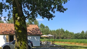 A rustic cabin with a tiled roof, a gravel driveway, and a wooden fence. - Spacious house in a quiet area with all comforts, private pool 3bed, 3bath, 3wc classified 3*. (Soustons)