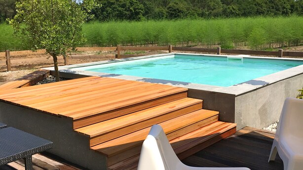 A swimming pool with wooden deck seating and a pergola overhead. - Spacious house in a quiet area with all comforts, private pool 3bed, 3bath, 3wc classified 3*. (Soustons)