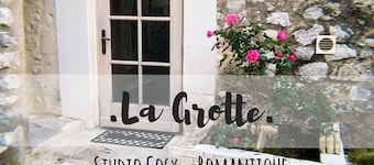 STUDIO LA GROTTE (entiÚrement voûté en pierres apparentes)