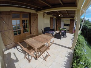 Outdoor dining - Pirates of the Caribbean  (Bouillante)