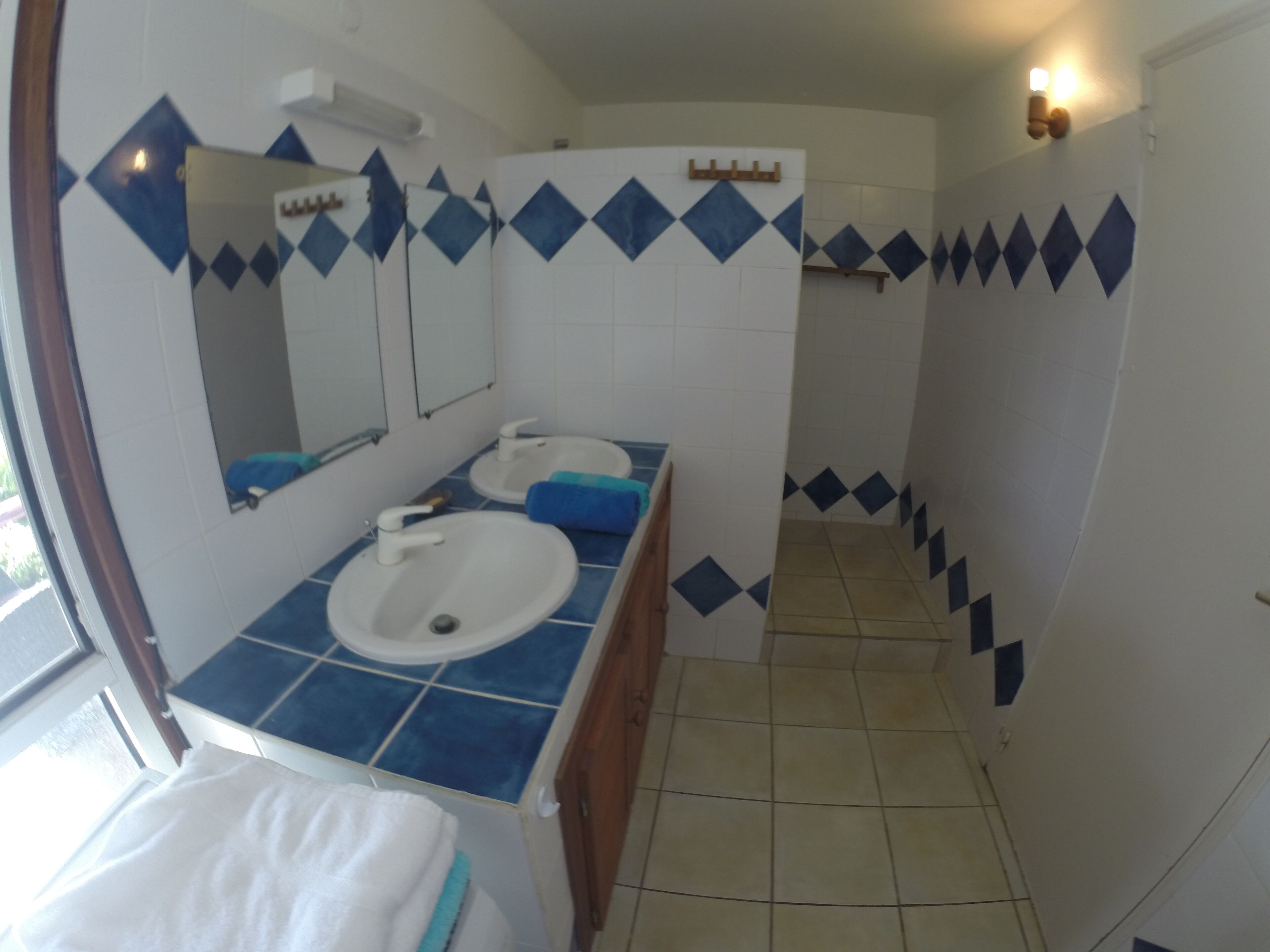 Douche, serviettes fournies