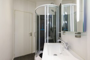 Douche, sèche-cheveux, serviettes fournies, savon