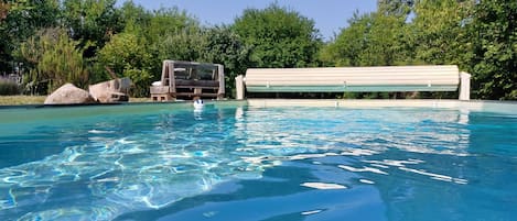 Una piscina al aire libre