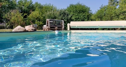Villa climatisée avec piscine au calme centre village tout commerces