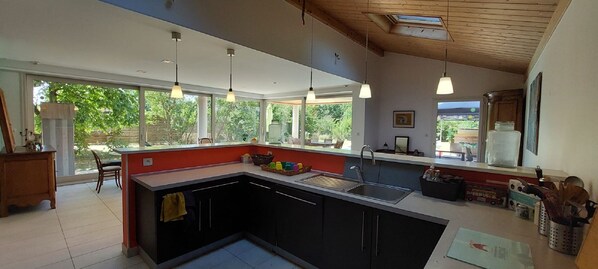 Fridge, microwave, oven, stovetop - Air-conditioned villa with swimming pool in quiet village center with all amenities (Saint-Maurice-De-Gourdans)