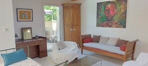 TV, DVD player, foosball, books - Air-conditioned villa with swimming pool in quiet village center with all amenities (Saint-Maurice-De-Gourdans)