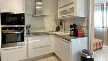 Een koelkast, een microgolfoven, een oven, een kookplaat