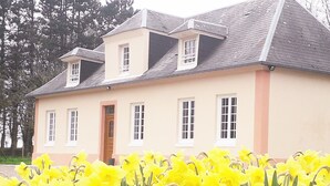 A two-story house with a beige facade, multiple windows, and a sloped roof. - Country house 3 * comfortable 20 minutes of Wi-7 pers- wonderful garden (Carville-Pot-De-Fer)