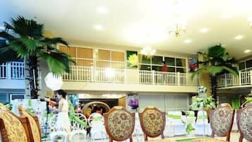 供应早餐、午餐和晚餐,本地与国际菜