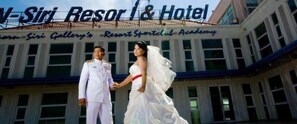 A building with a sign reading "W-Siri Resort & Hotel" and "Siri Gallery's Resort Sparkclub Academy". - Nsiri Resort & Hotel (Lam Luk Ka)