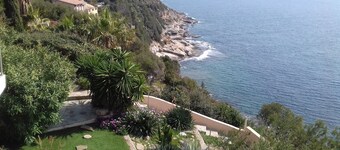 Villa + pool with the beach at your feet facing Presqu'ile de Giens / Porquerolles
