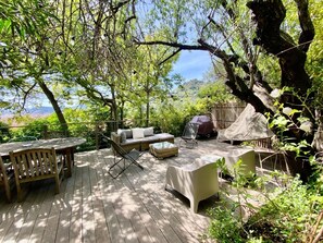 Outdoor dining - Self-contained apartment with wooden terrace and panoramic sea view in a quiet location. (Hyères)