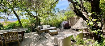 Self-contained apartment with wooden terrace and panoramic sea view in a quiet location.