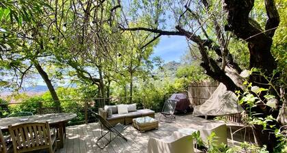 Appartement indépendant avec terrasse bois & vue mer panoramique au calme.