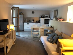 Interior - Self-contained apartment with wooden terrace and panoramic sea view in a quiet location. (Hyères)
