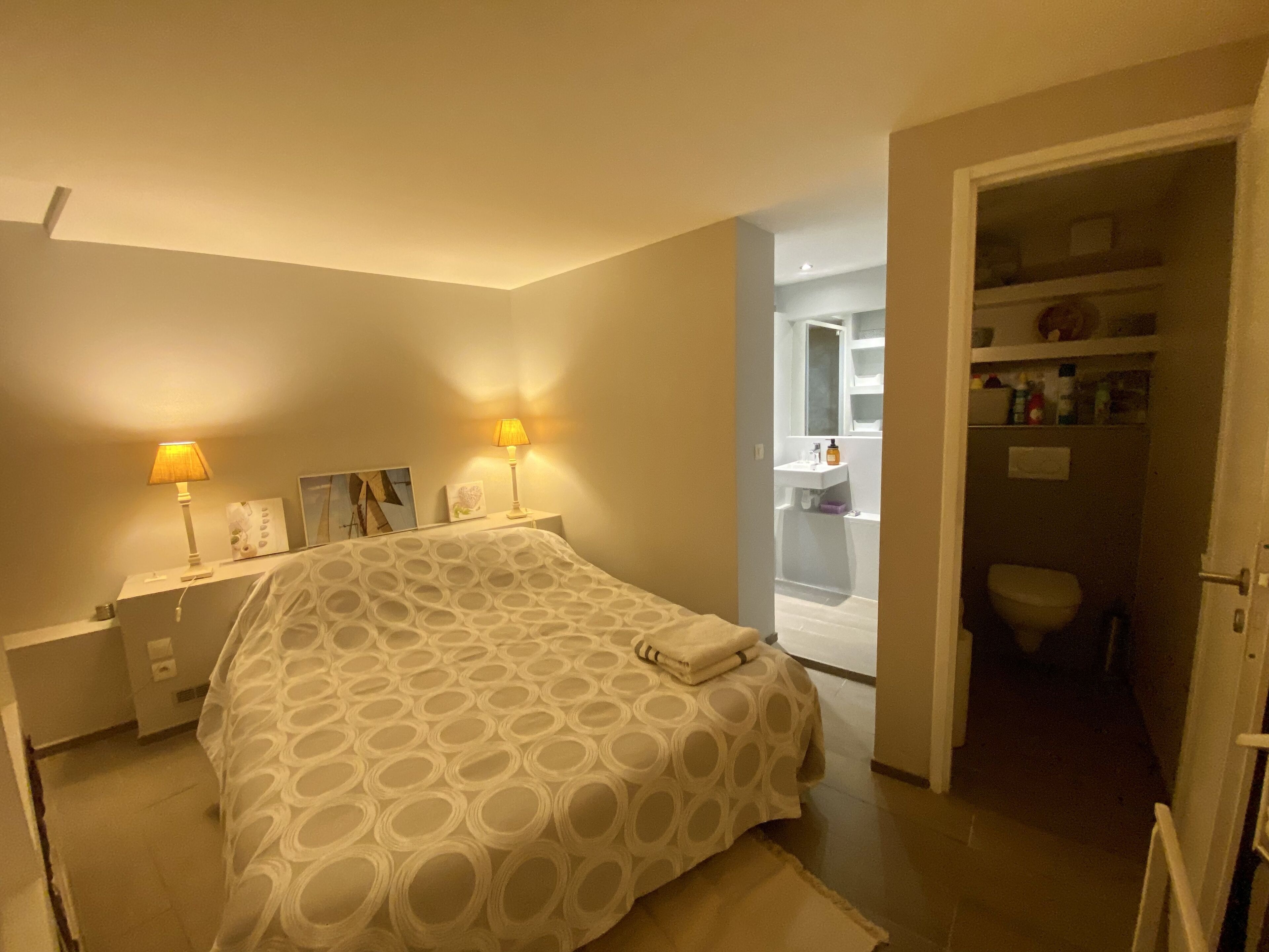 2 chambres, fer et planche à repasser, Wi-Fi gratuit, draps fournis