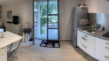 Réfrigérateur, micro-ondes, four, plaque de cuisson