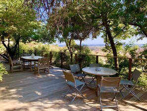 Terrasse en bois avec vue sur la mer