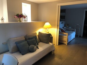 2 bedrooms, iron/ironing board, free WiFi, bed sheets - Self-contained apartment with wooden terrace and panoramic sea view in a quiet location. (Hyères)