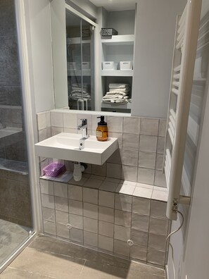 Douche, serviettes fournies, savon, papier toilette