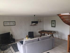 Smart TV, reproductor de DVD, futbolito y libros 