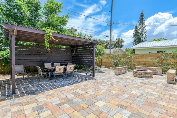 Outdoor dining - Lighthouse - Heated Pool & Firepit! Near Amphitheatre, Historic Downtown, Beach (St Augustine)