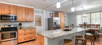 Lighthouse - Heated Pool & Firepit! Near: Amphitheatre, Historic Downtown, Beach