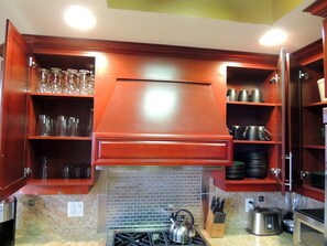 Køleskab, mikrobølgeovn, ovn, kogeplade