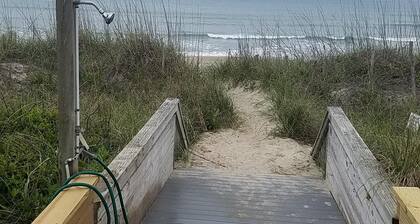 Ocean Side Beach Condo perheystävällisessä yhteisössä!  Oceanfront uima-allas!