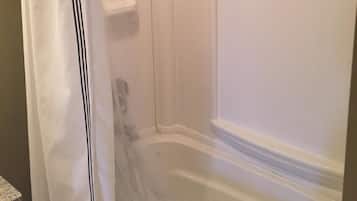 Hiustenkuivaaja, pyyhkeet, saippua, sampoo