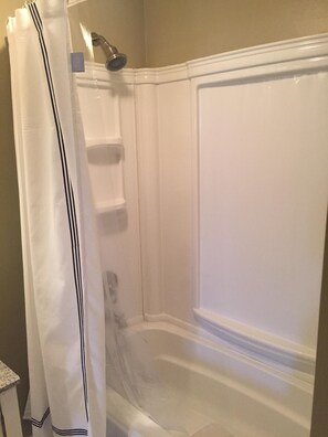 Haartrockner, Handtücher, Seife, Shampoo