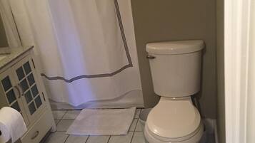 Hiustenkuivaaja, pyyhkeet, saippua, sampoo