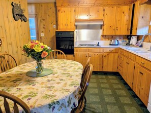 ثلاجة، ميكروويف، فرن، موقد طهي مسطح