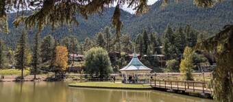 CASCADE MOUNTAIN RETREAT: MOUNTAIN VIEW, GREAT LOCATION NEAR LAKE AND PIKES PEAK