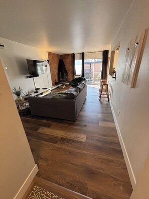 Smart TV, fireplace, table tennis, books - CSU/Old Town steps away. Indoor Pool! Full reno Jan 2025! (Fort Collins)