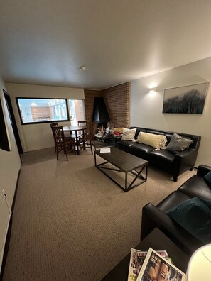 Smart TV, fireplace, table tennis, books - CSU/Old Town steps away. Indoor Pool! Full reno Jan 2025! (Fort Collins)