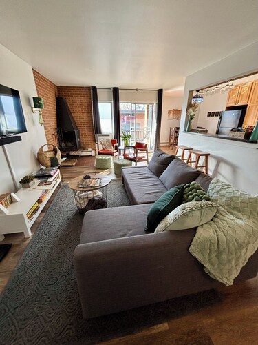 CSU/Old Town steps away. Indoor Pool! Full reno Jan 2025!