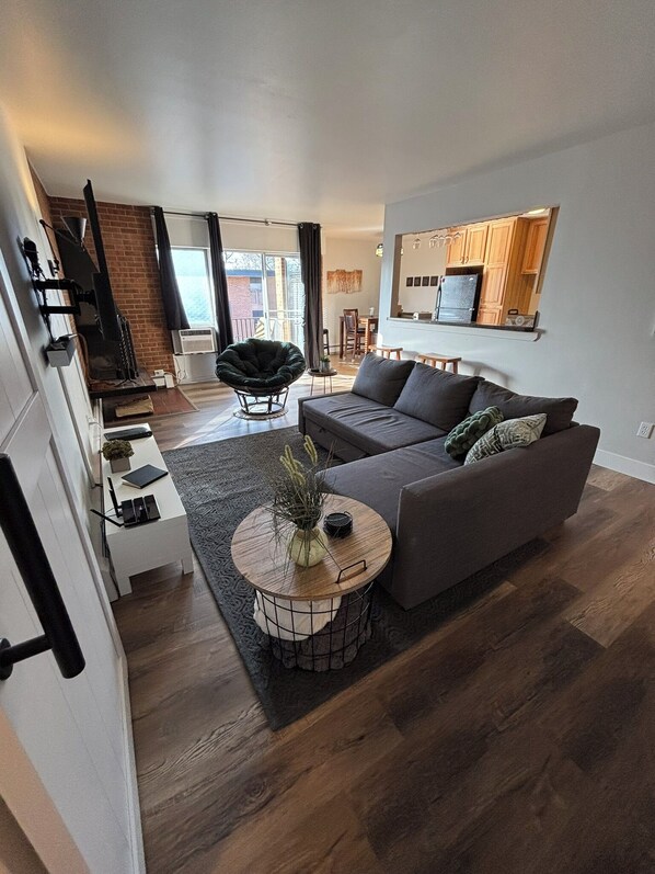 Smart TV, fireplace, table tennis, books - CSU/Old Town steps away. Indoor Pool! Full reno Jan 2025! (Fort Collins)