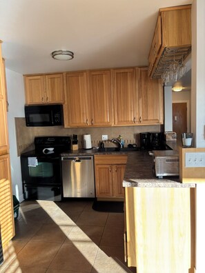 Fridge, microwave, oven, stovetop - CSU/Old Town steps away. Indoor Pool! Full reno Jan 2025! (Fort Collins)