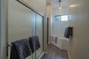 Ensemble baignoire-douche, baignoire à remous, séchoir à cheveux
