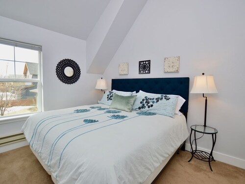 Carriage House Cutie (KING BED) -Steps From Lake & Park